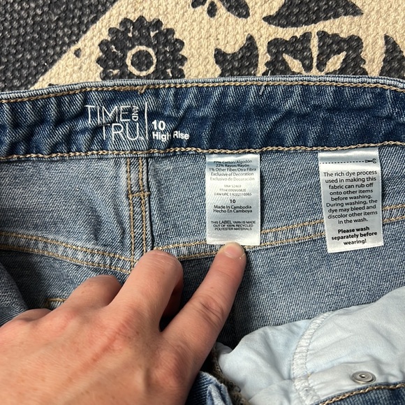 High Rise Embroidered Shorts - Picture 6 of 8